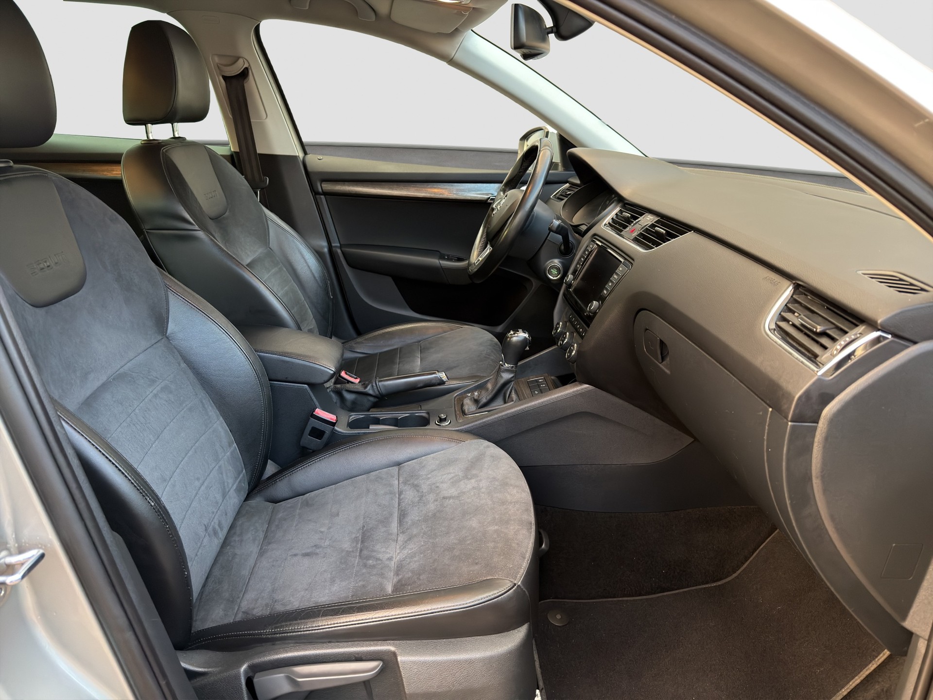 SKODA Octavia Combi 1.8 TSI Scout 4x4 DSG-image-12