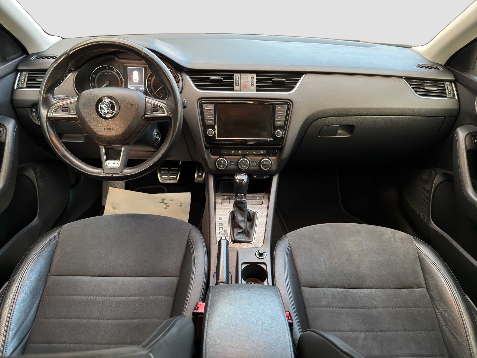SKODA Octavia Combi 1.8 TSI Scout 4x4 DSG-image-10