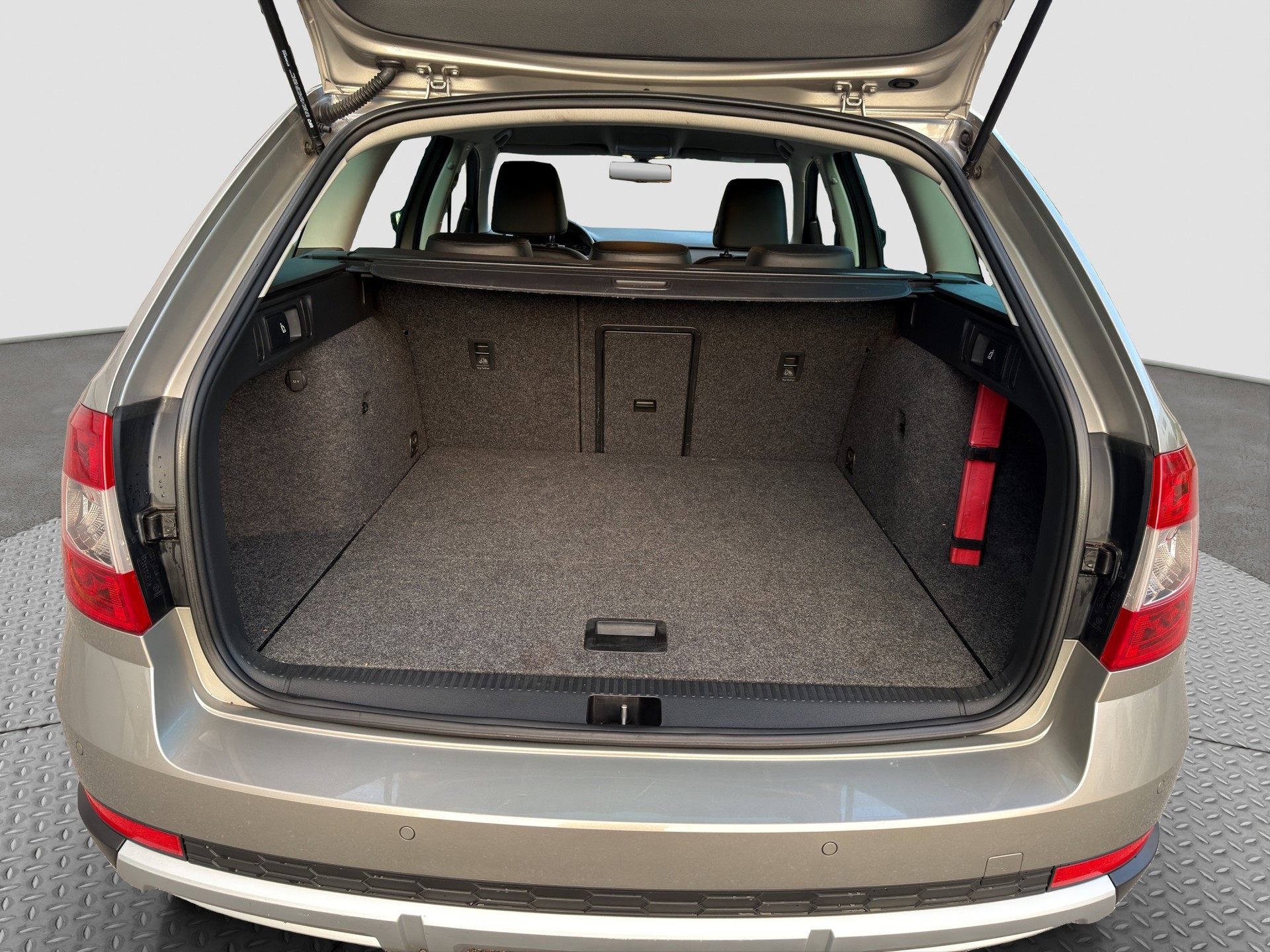 SKODA Octavia Combi 1.8 TSI Scout 4x4 DSG-image-15