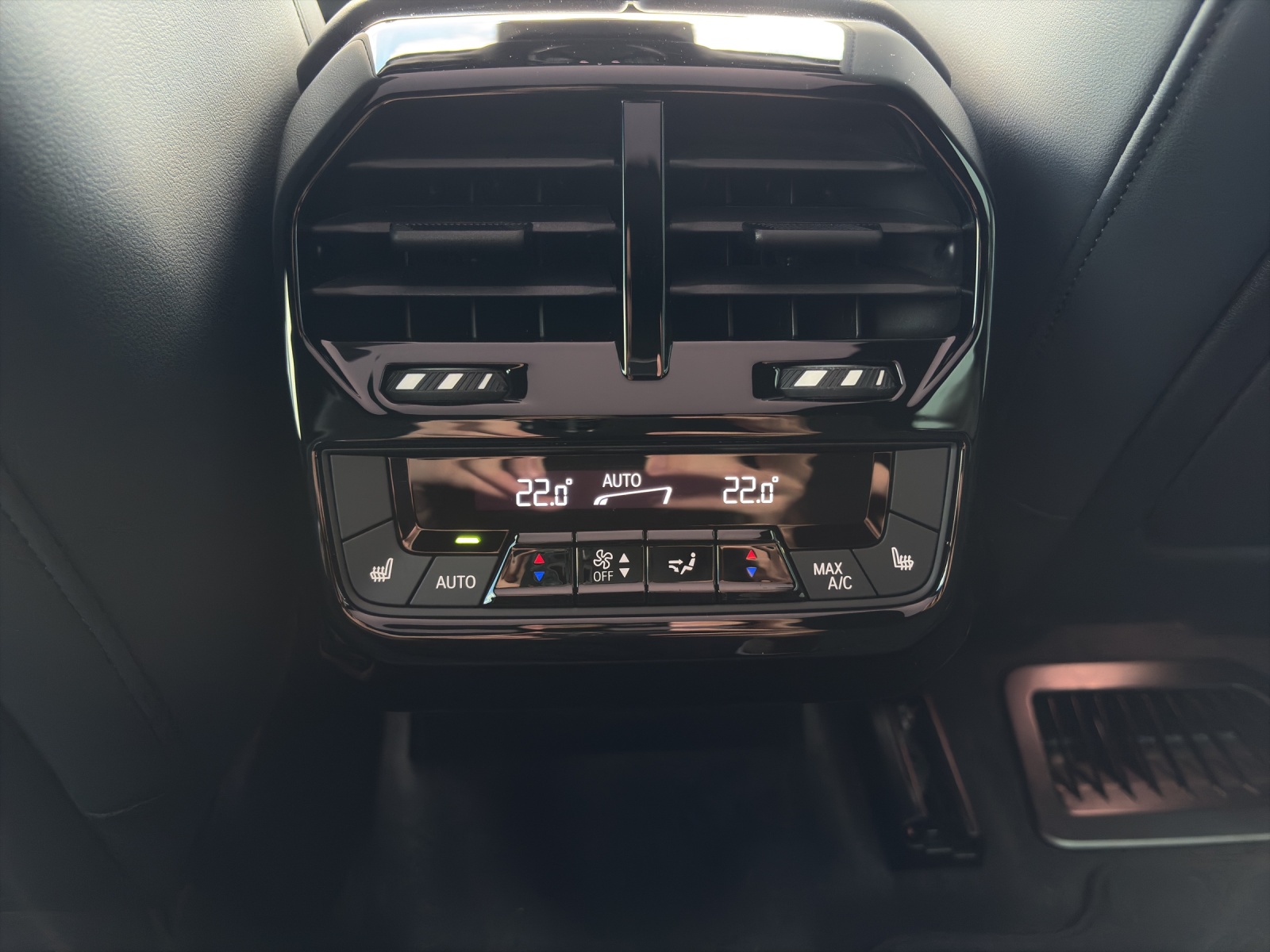 BMW iX xDrive60-image-17