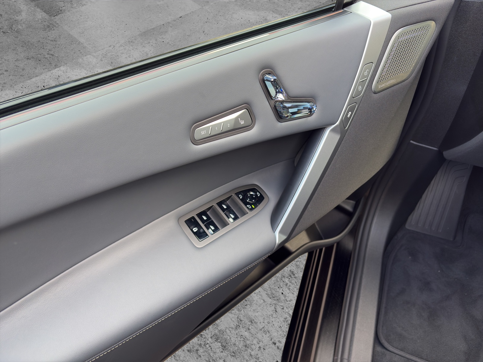 BMW iX xDrive60-image-12