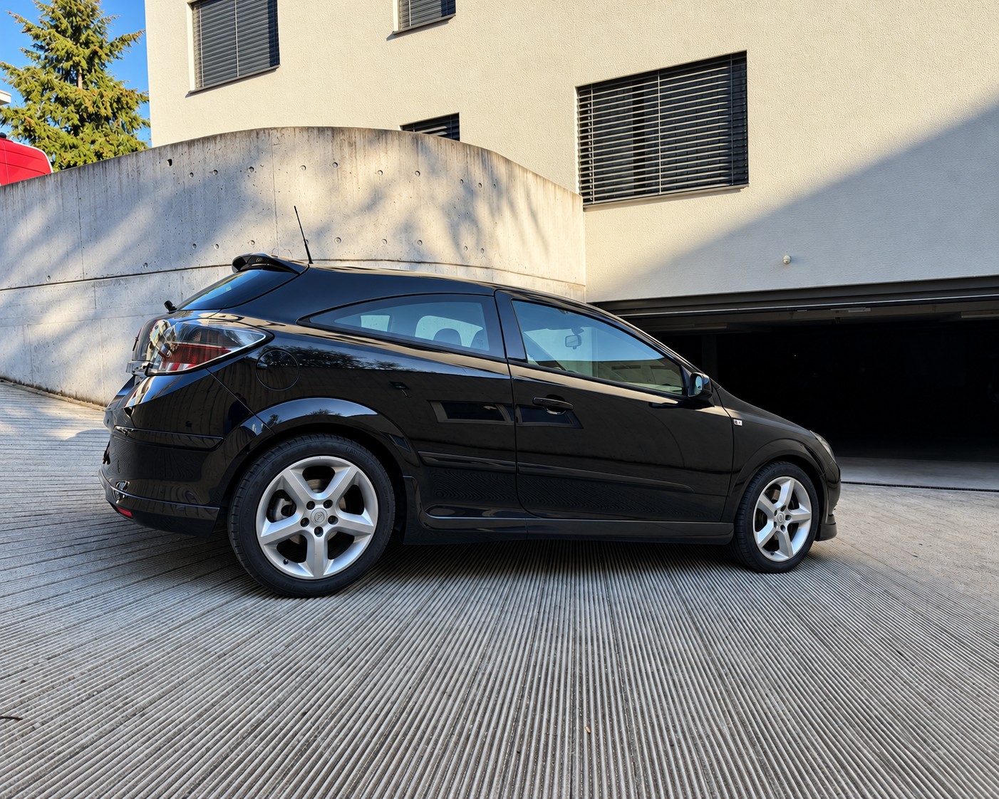 OPEL Astra GTC 2.0 Turbo Sport | frisch ab MFK & Service | Bremsen neu | 8-fach-image-2