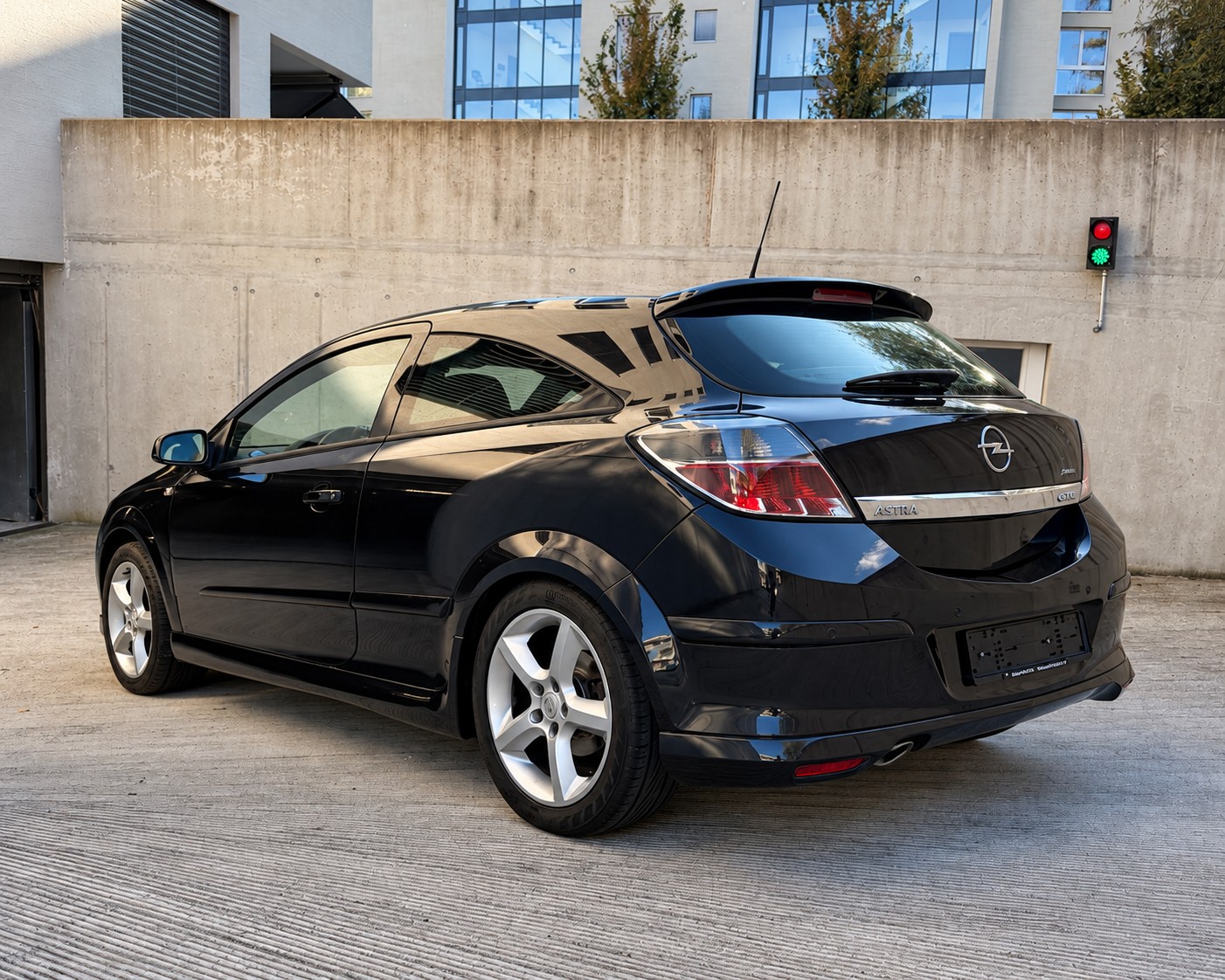 OPEL Astra GTC 2.0 Turbo Sport | frisch ab MFK & Service | Bremsen neu | 8-fach-image-4