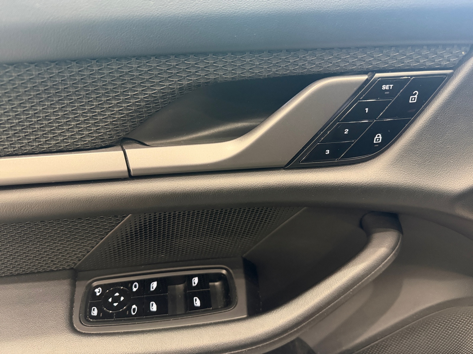 PORSCHE Taycan 4S-image-16