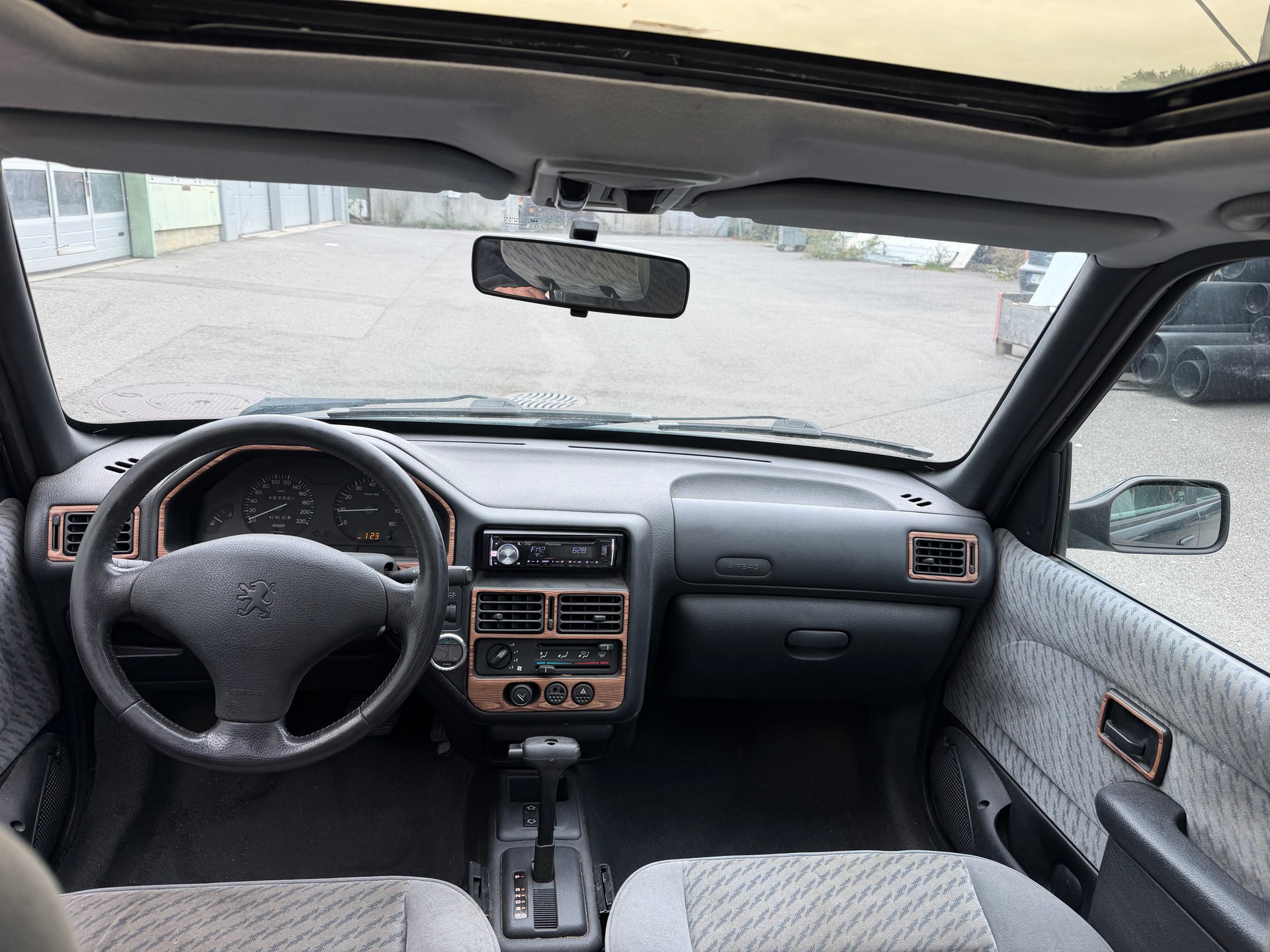PEUGEOT 106 1.6 Suisse A-image-6