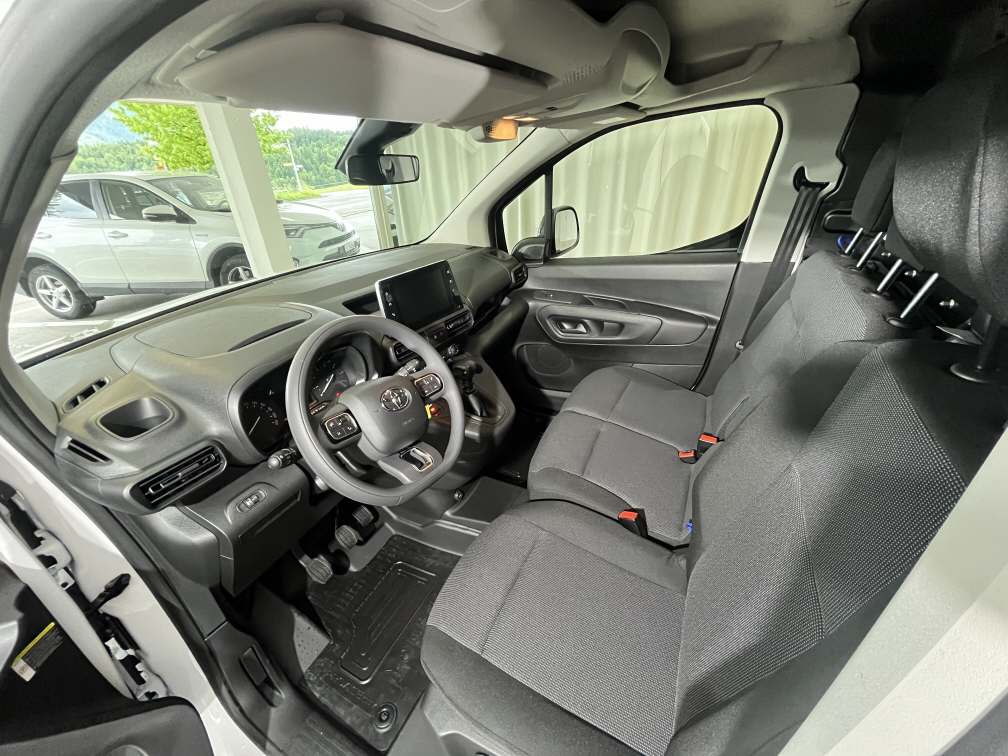 TOYOTA PROACE CITY Van L1 1.5 D Active-image-4
