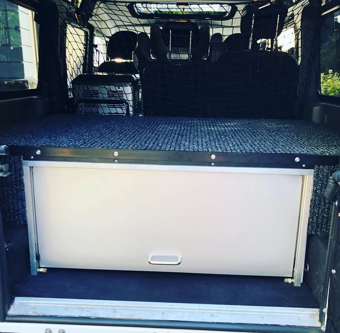 LAND ROVER Defender 110 2.2 TD4 Station Wagon-image-15