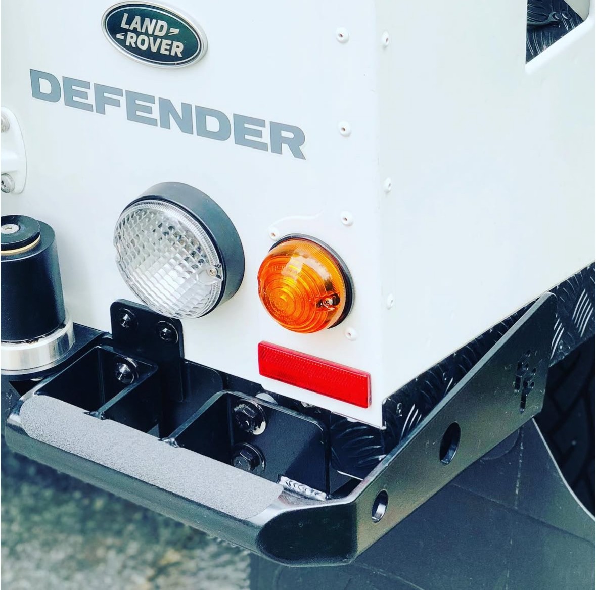 LAND ROVER Defender 110 2.2 TD4 Station Wagon-image-12