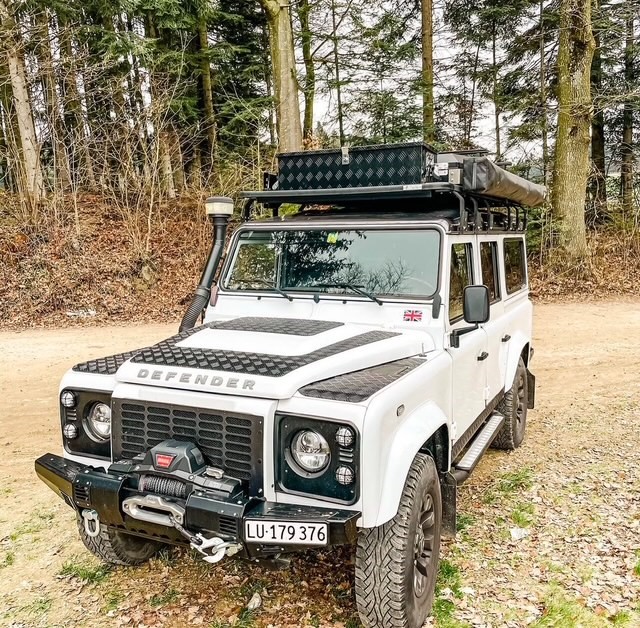 LAND ROVER Defender 110 2.2 TD4 Station Wagon-image-0