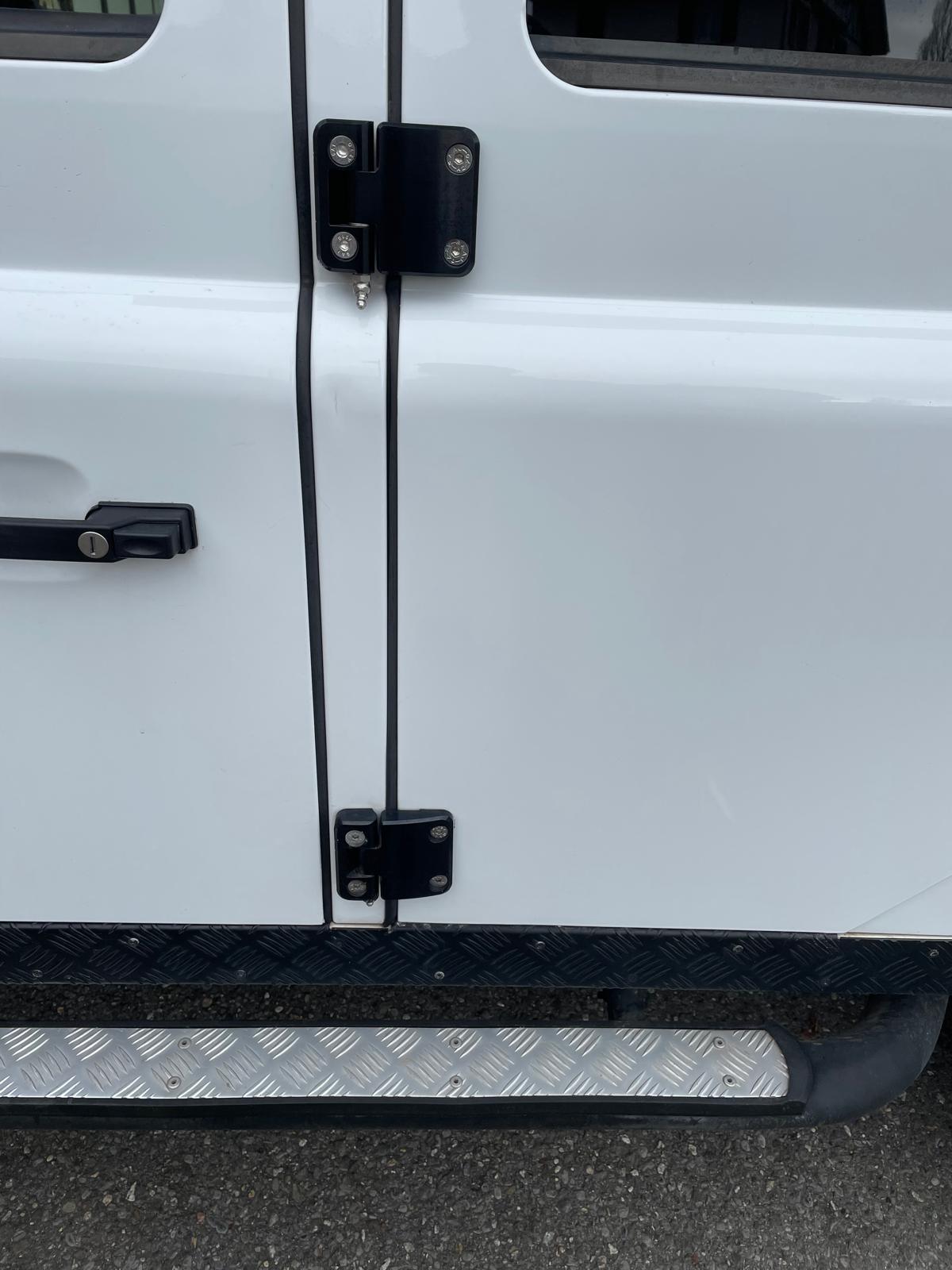 LAND ROVER Defender 110 2.2 TD4 Station Wagon-image-11