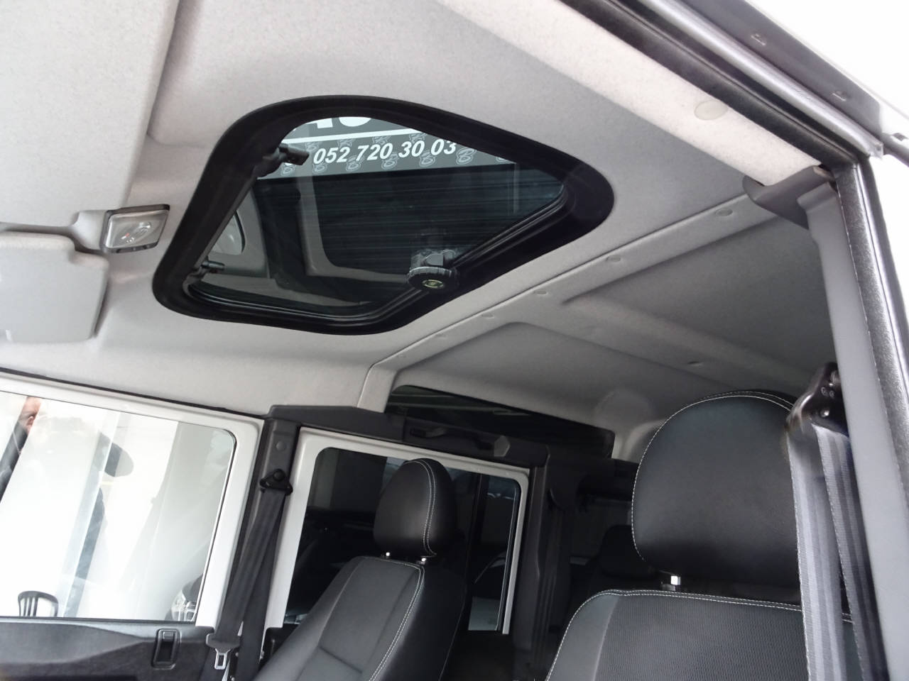 LAND ROVER Defender 110 2.2 TD4 Station Wagon-image-9