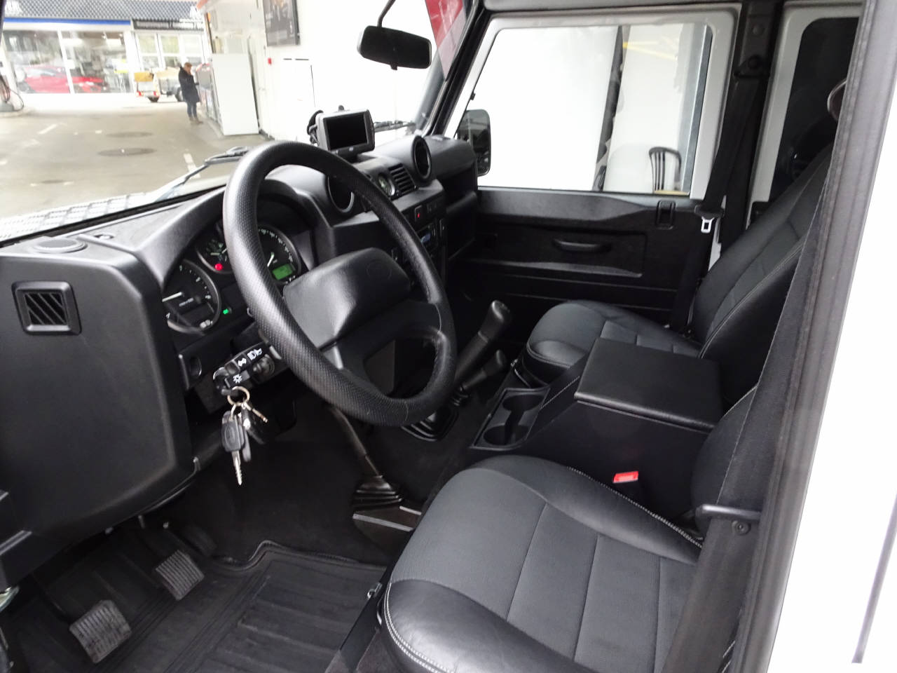 LAND ROVER Defender 110 2.2 TD4 Station Wagon-image-7