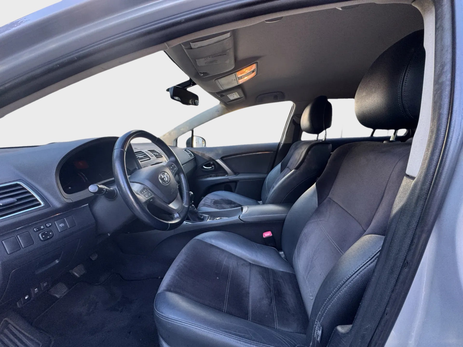 TOYOTA Avensis Sportswagon 2.2D-CAT Linea Sol-image-8