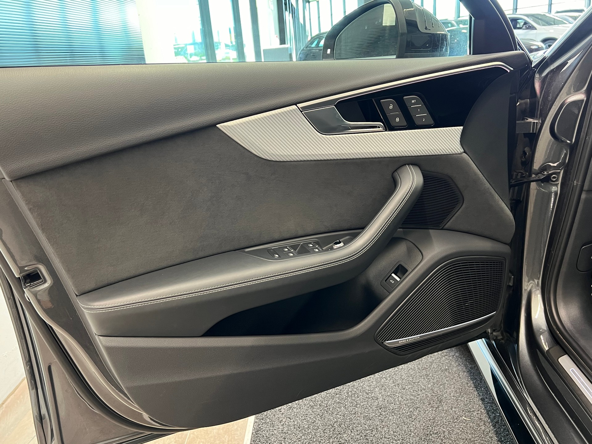 AUDI RS4 Avant quattro tiptronic-image-14