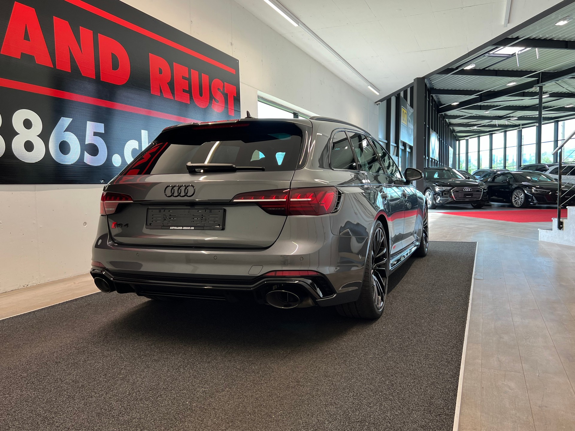 AUDI RS4 Avant quattro tiptronic-image-8