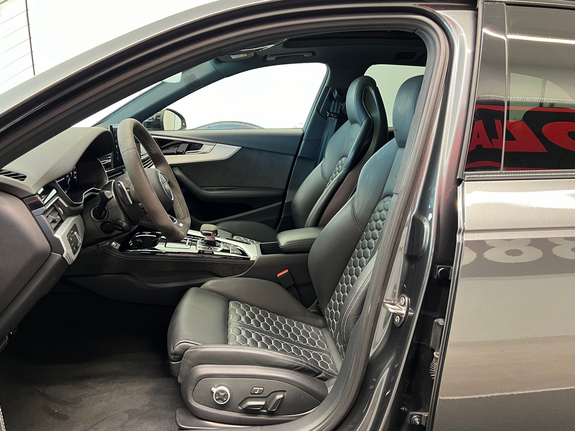 AUDI RS4 Avant quattro tiptronic-image-17