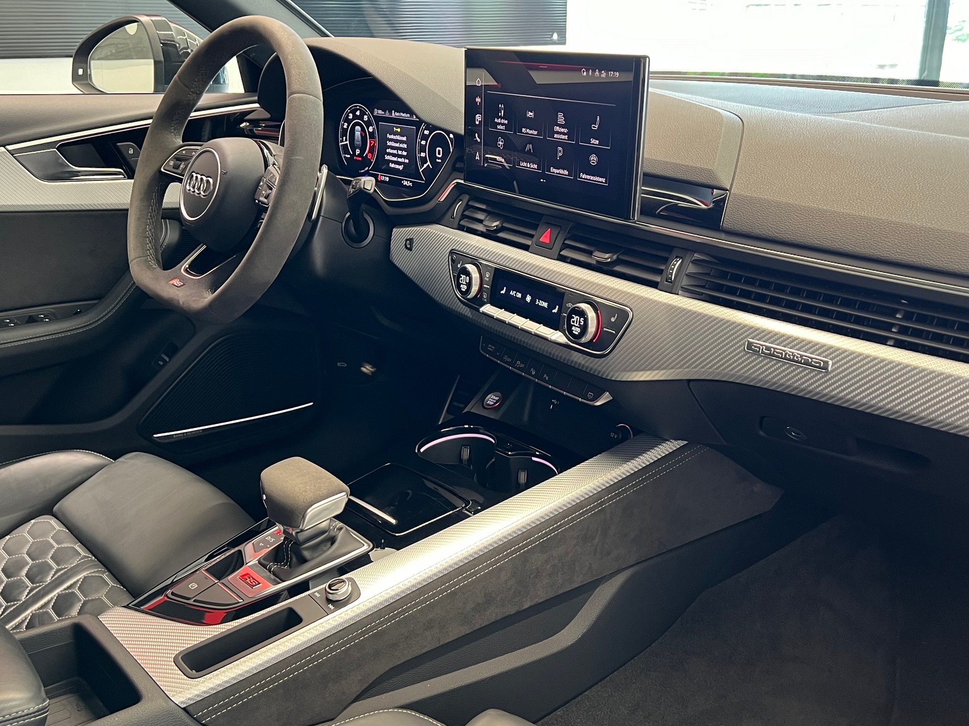 AUDI RS4 Avant quattro tiptronic-image-23