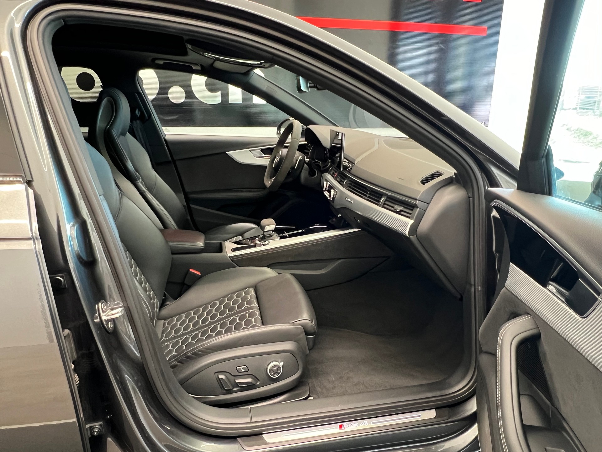 AUDI RS4 Avant quattro tiptronic-image-24