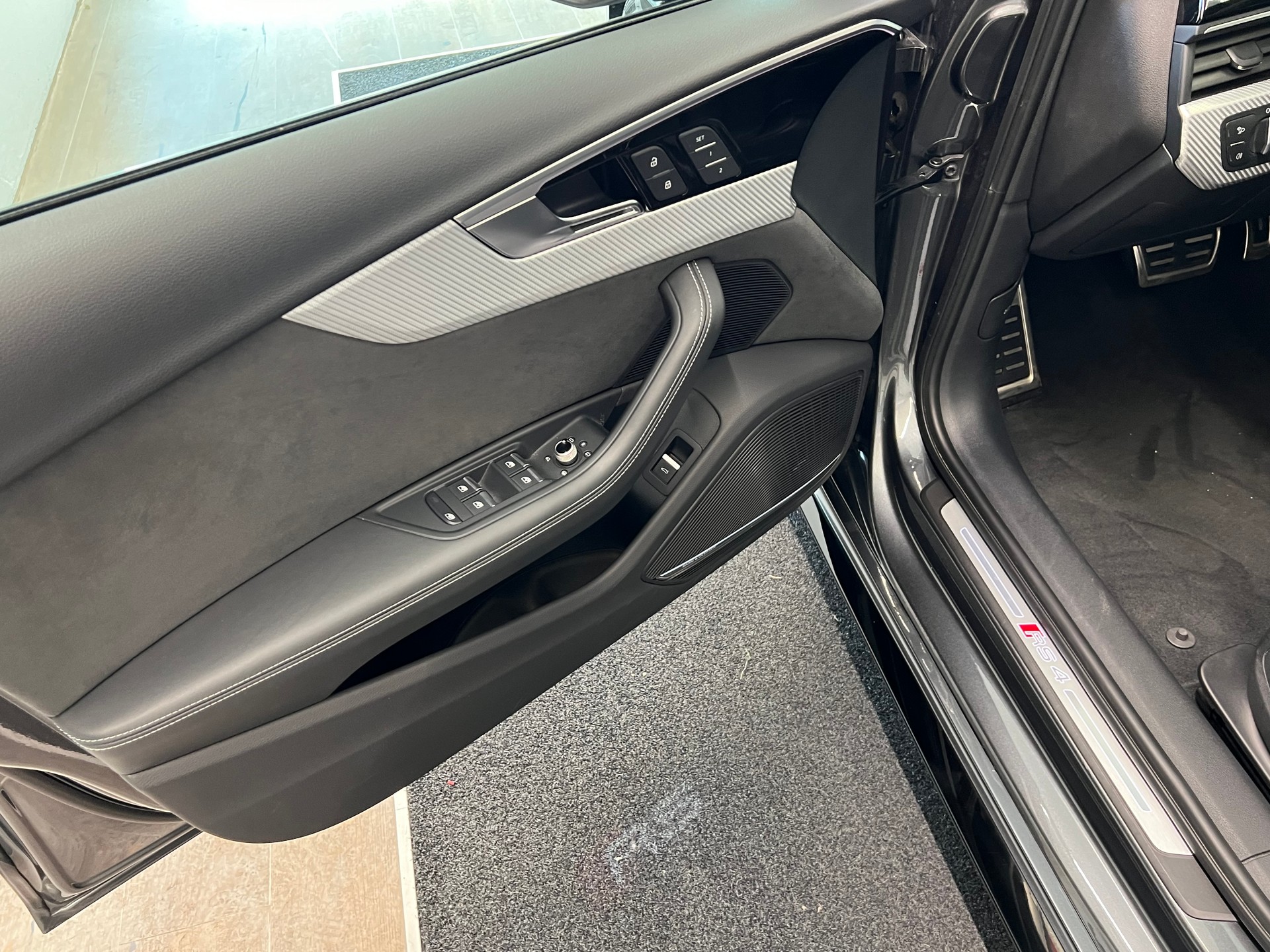 AUDI RS4 Avant quattro tiptronic-image-16