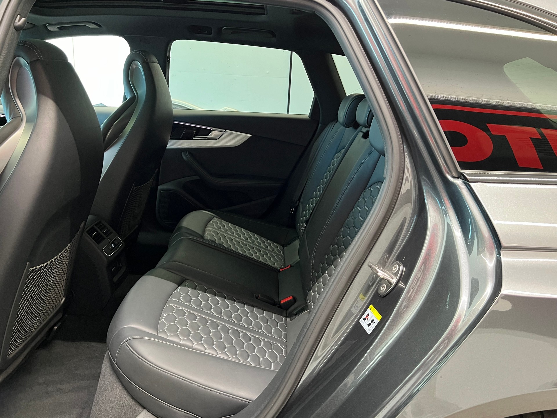 AUDI RS4 Avant quattro tiptronic-image-19