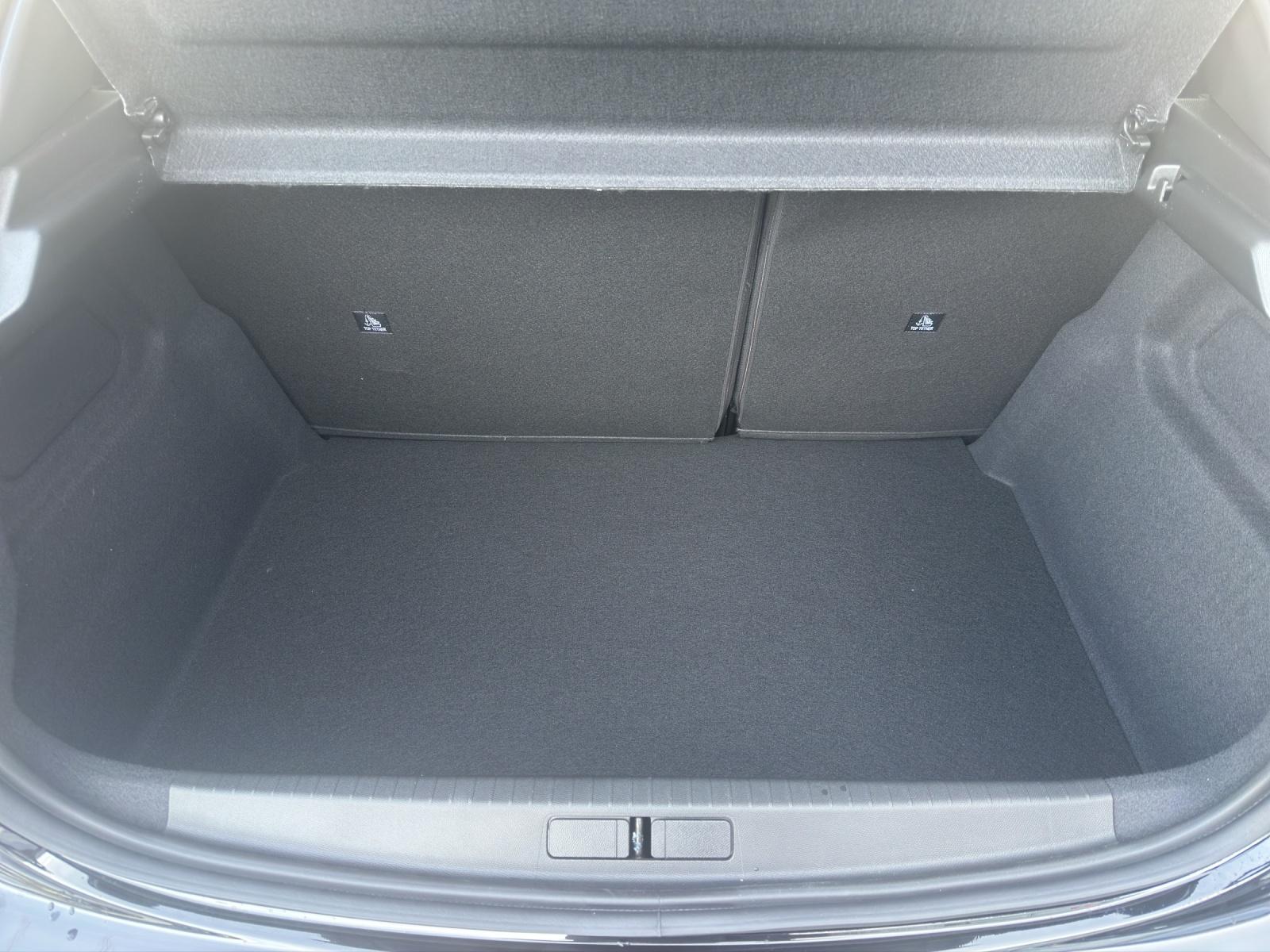 PEUGEOT 208 1.2 Hybrid 110 Allure Premium-image-17