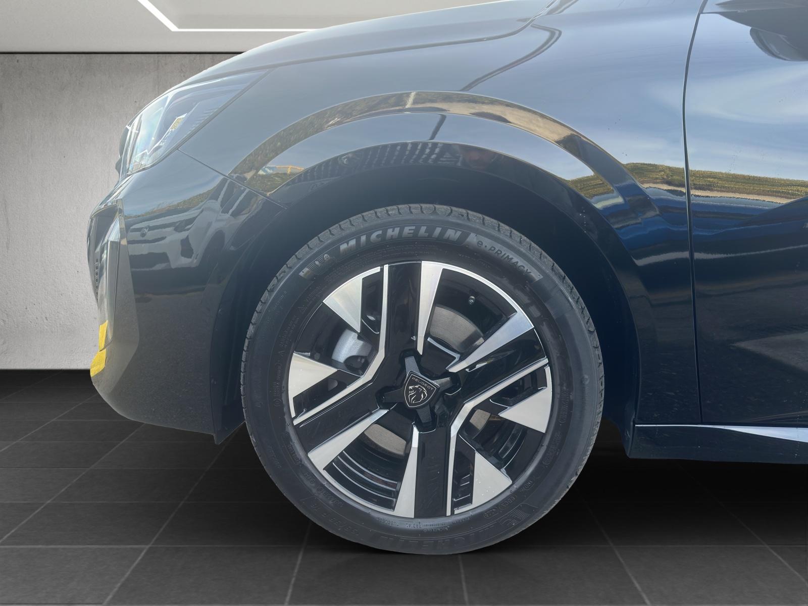 PEUGEOT 208 1.2 Hybrid 110 Allure Premium-image-19