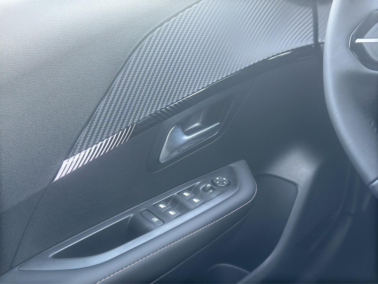 PEUGEOT 208 1.2 Hybrid 110 Allure Premium-image-18