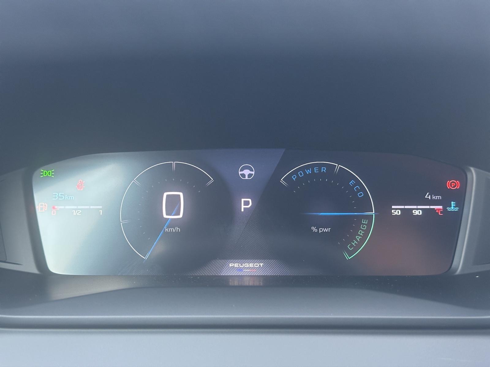 PEUGEOT 208 1.2 Hybrid 110 Allure Premium-image-11