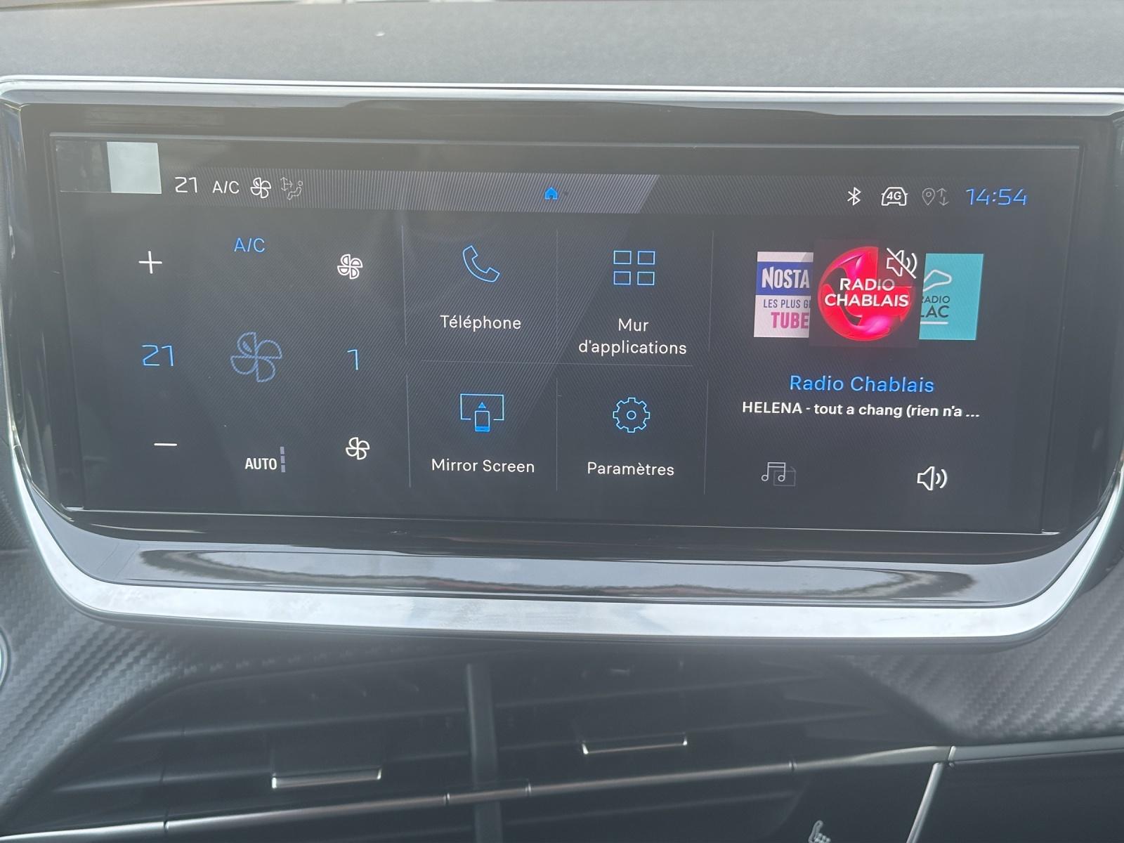 PEUGEOT 208 1.2 Hybrid 110 Allure Premium-image-12