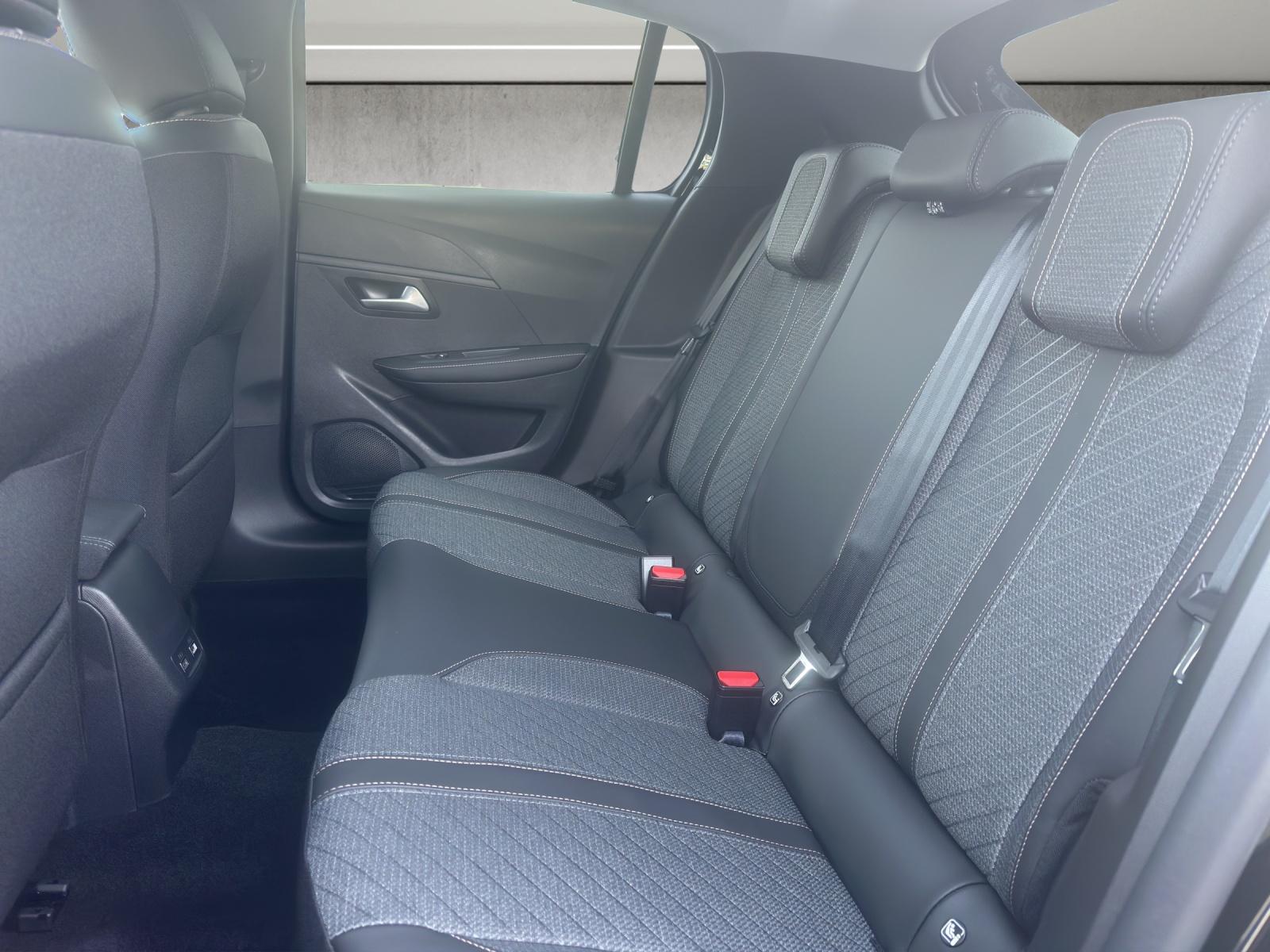 PEUGEOT 208 1.2 Hybrid 110 Allure Premium-image-16