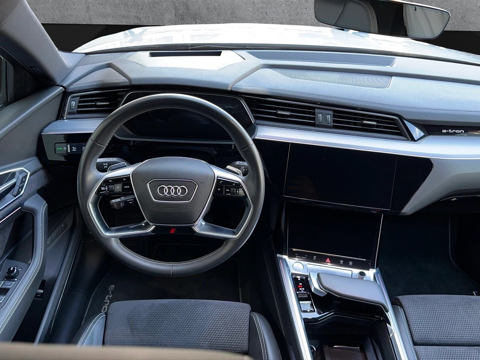 AUDI e-tron 55 S Line quattro-image-10