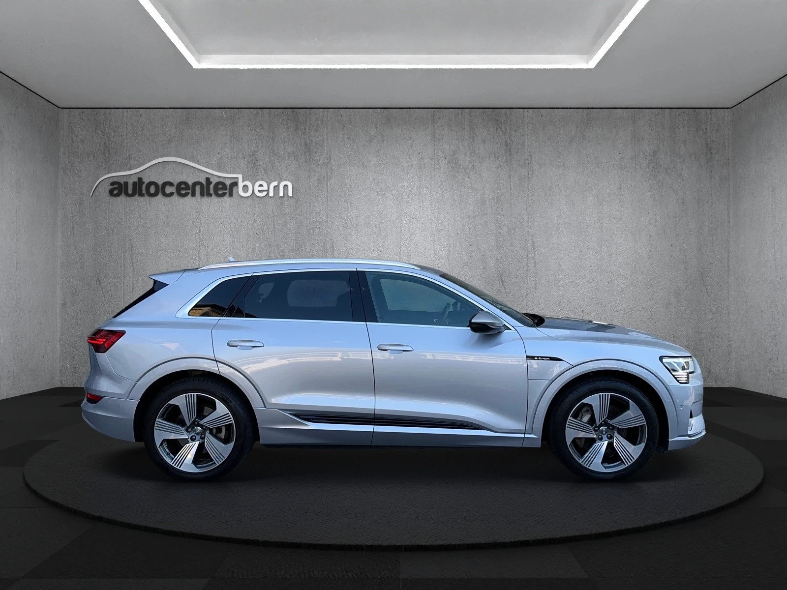 AUDI e-tron 55 S Line quattro-image-7