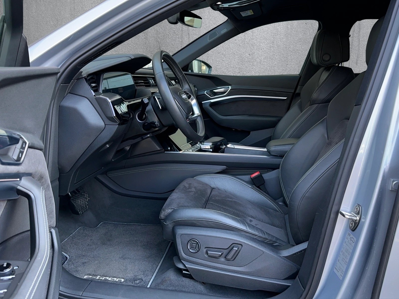AUDI e-tron 55 S Line quattro-image-8