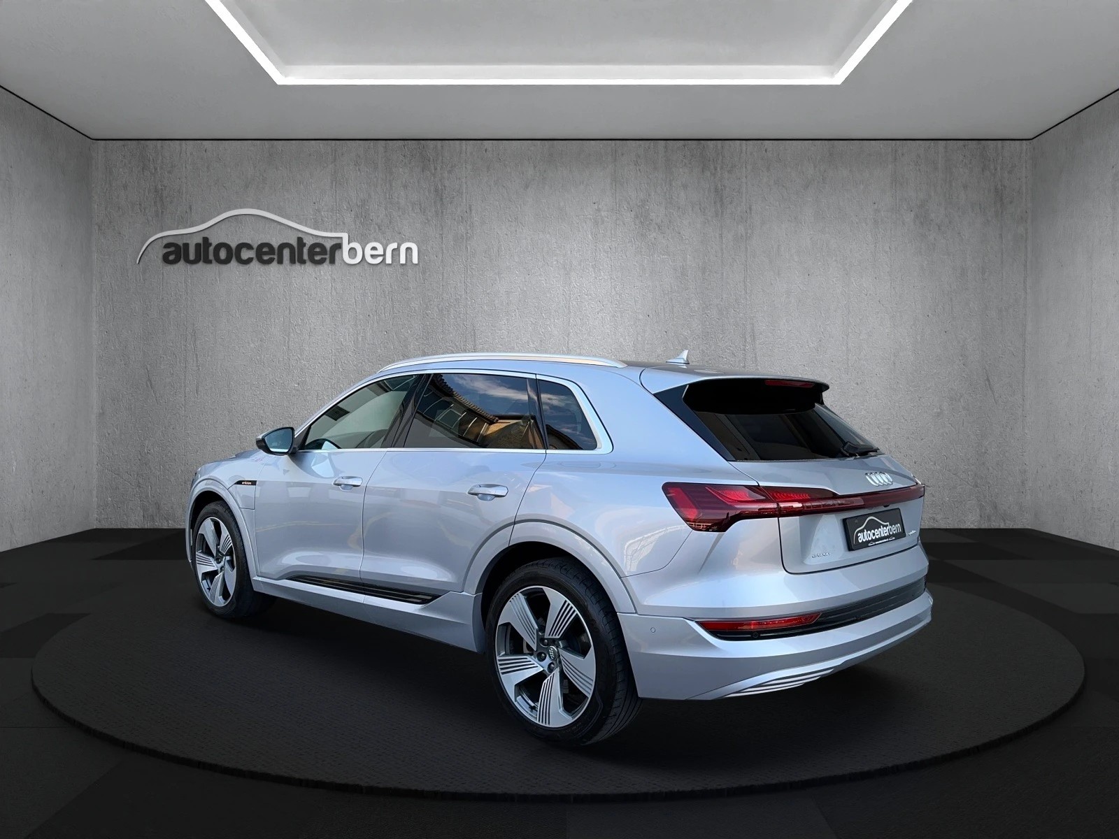 AUDI e-tron 55 S Line quattro-image-4