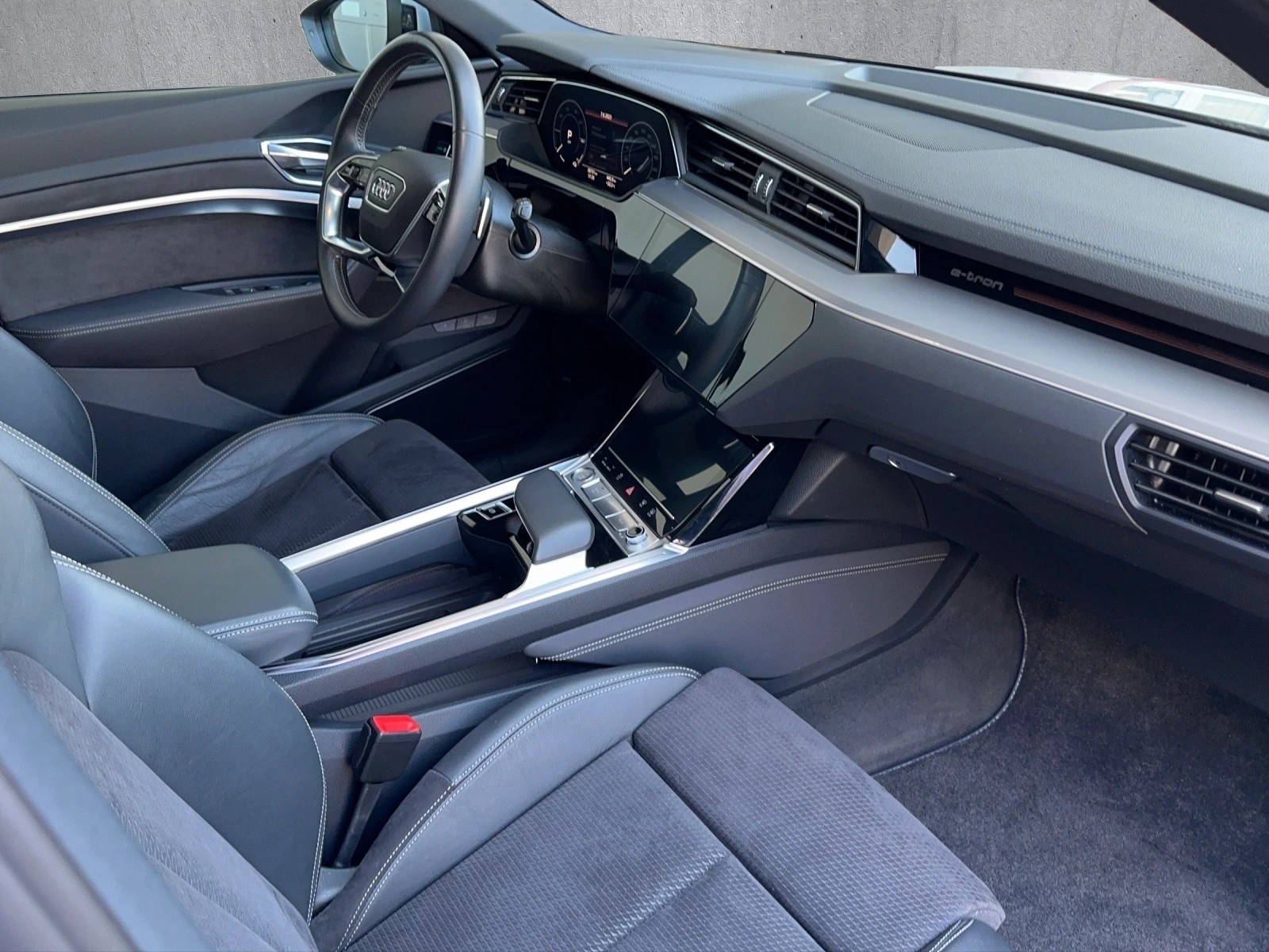 AUDI e-tron 55 S Line quattro-image-12