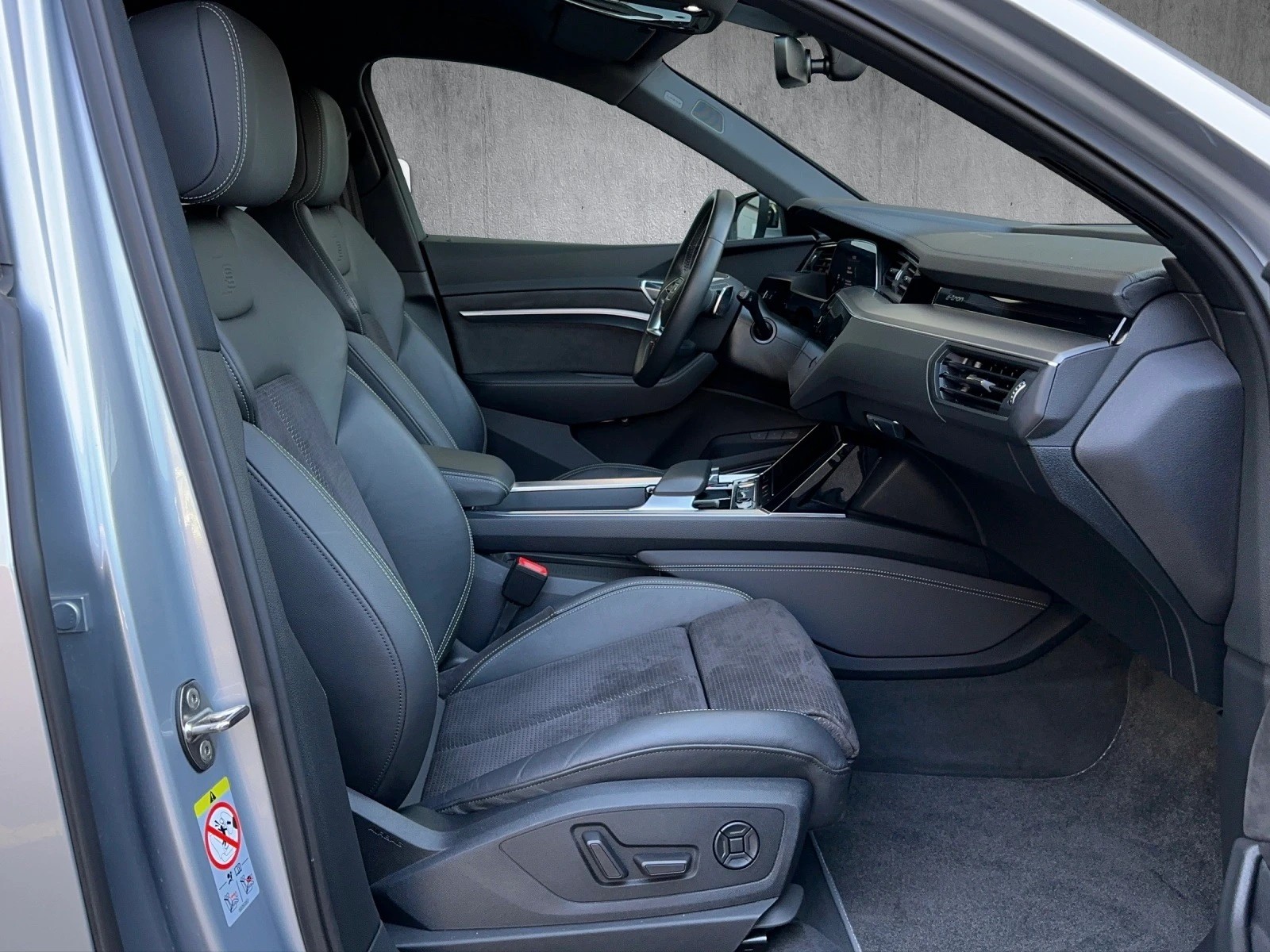 AUDI e-tron 55 S Line quattro-image-11