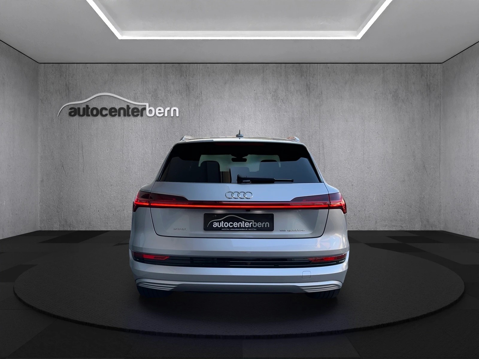AUDI e-tron 55 S Line quattro-image-5