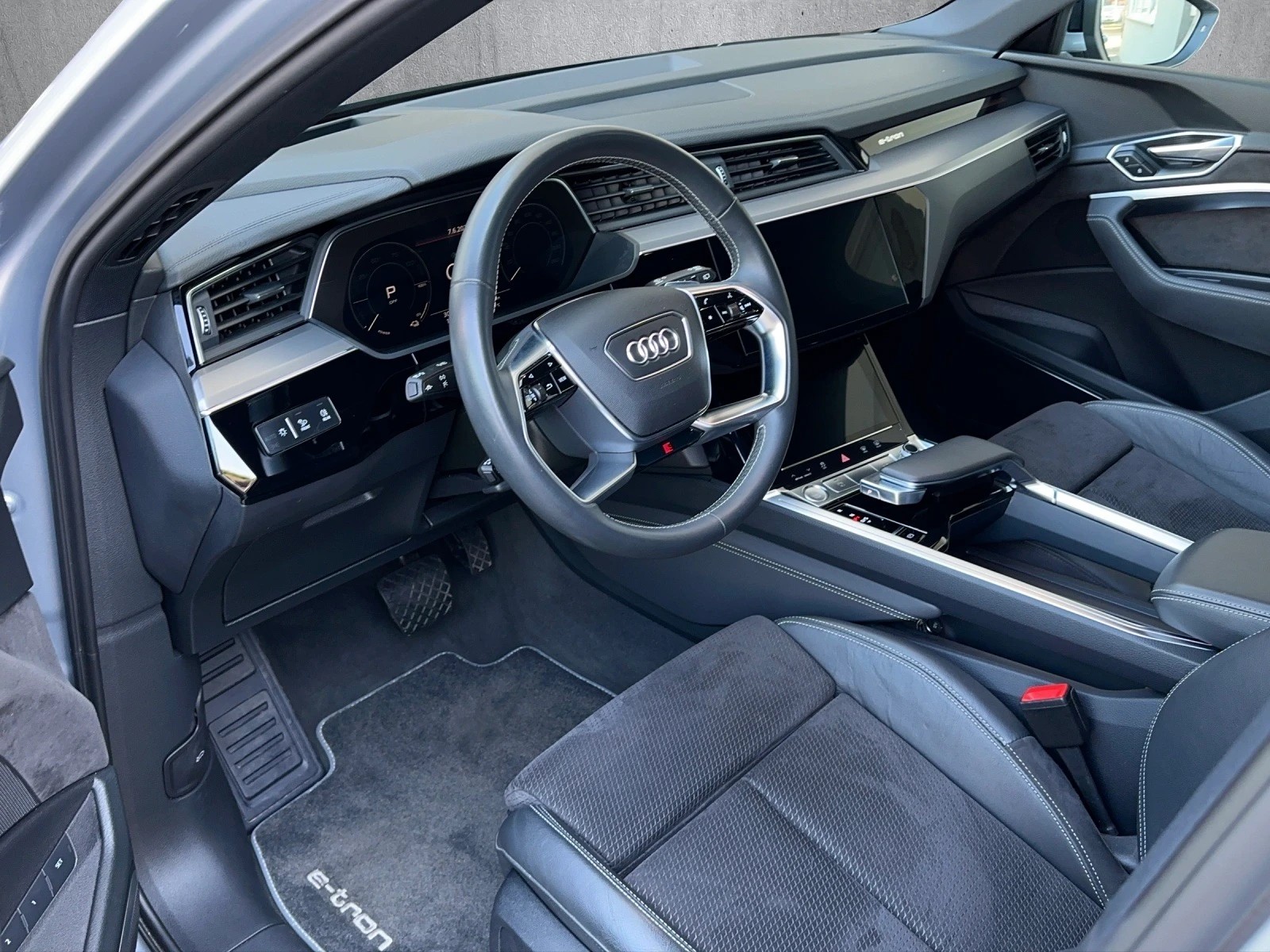 AUDI e-tron 55 S Line quattro-image-9