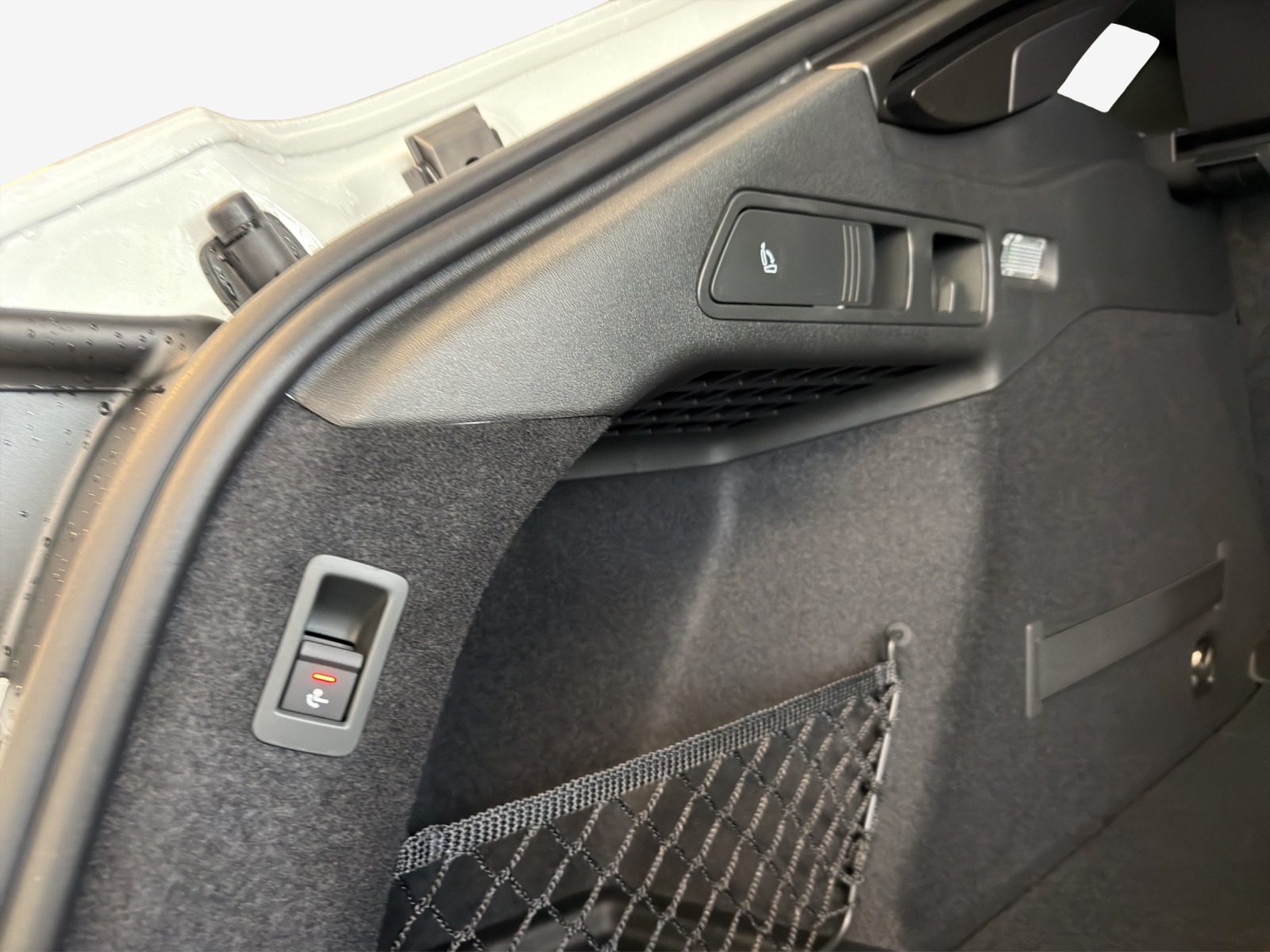 AUDI A6 Avant e-tron quattro-image-14