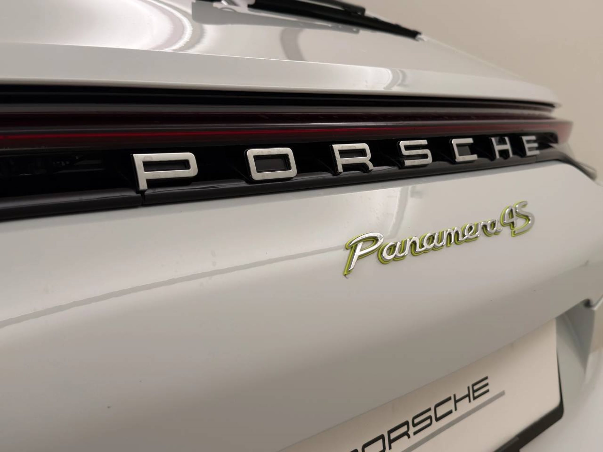 PORSCHE Panamera 4S E-Hybrid-image-10
