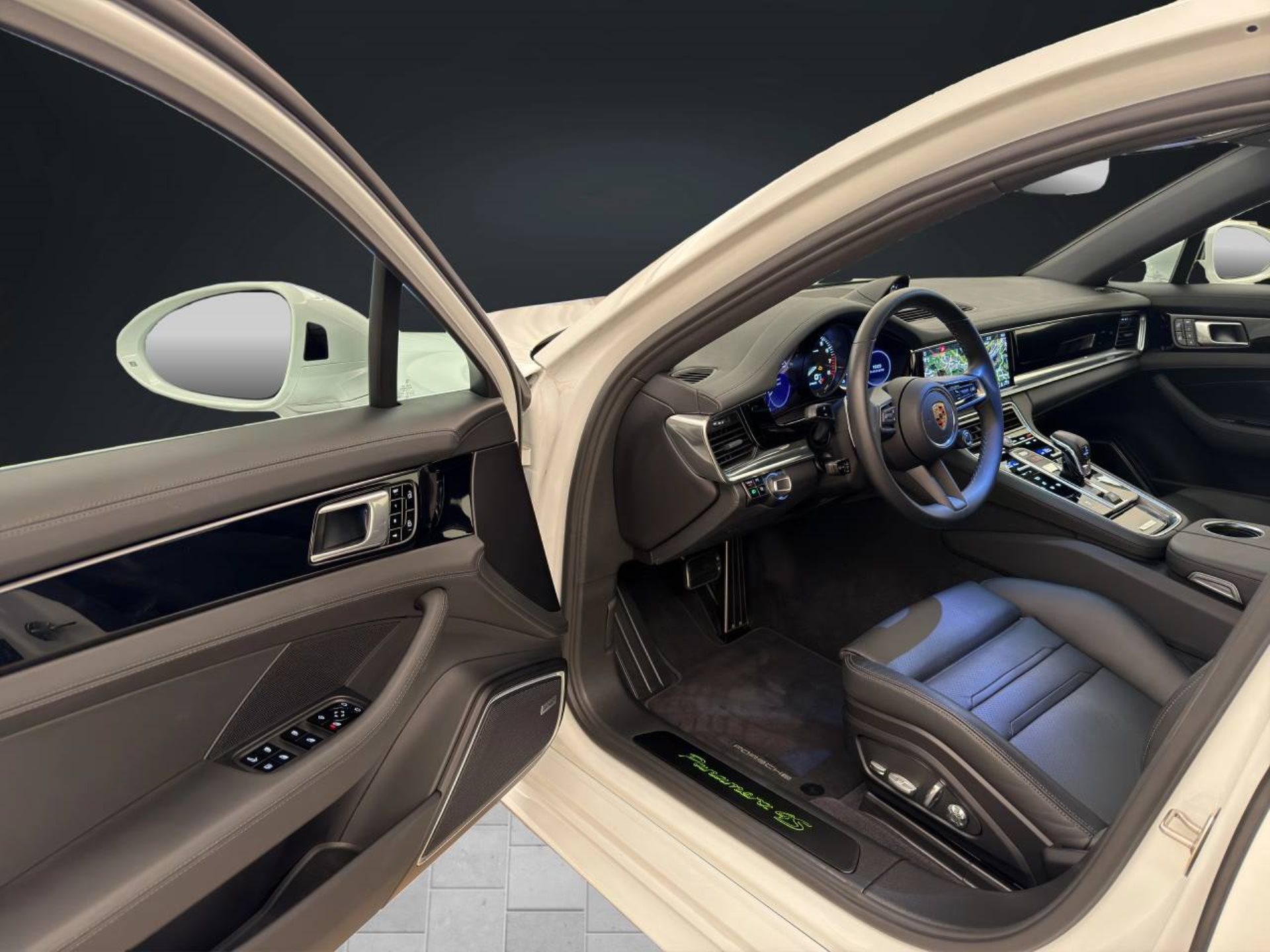 PORSCHE Panamera 4S E-Hybrid-image-3