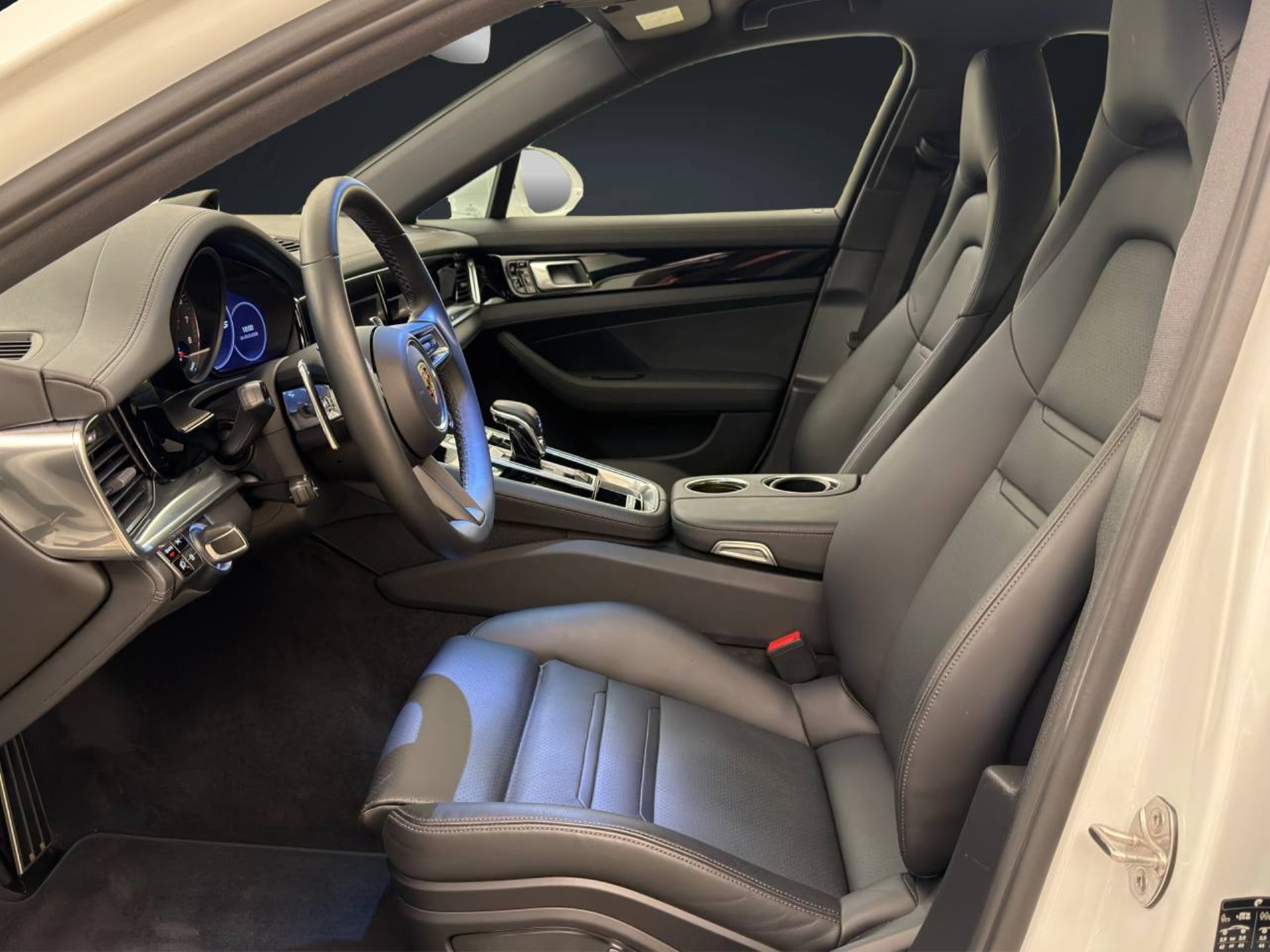 PORSCHE Panamera 4S E-Hybrid-image-4