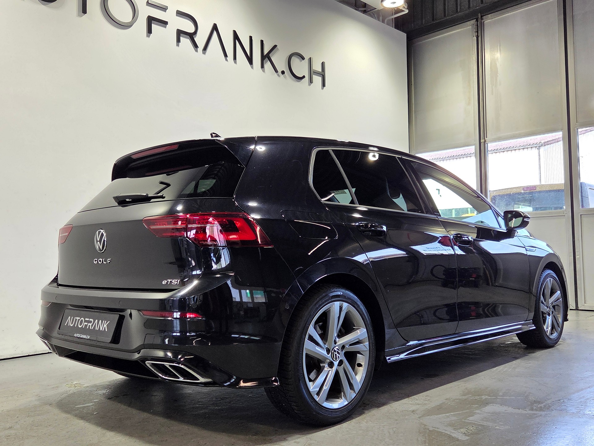 VW Golf VIII 1.5 eTSI R-Line DSG-showroom-element-2