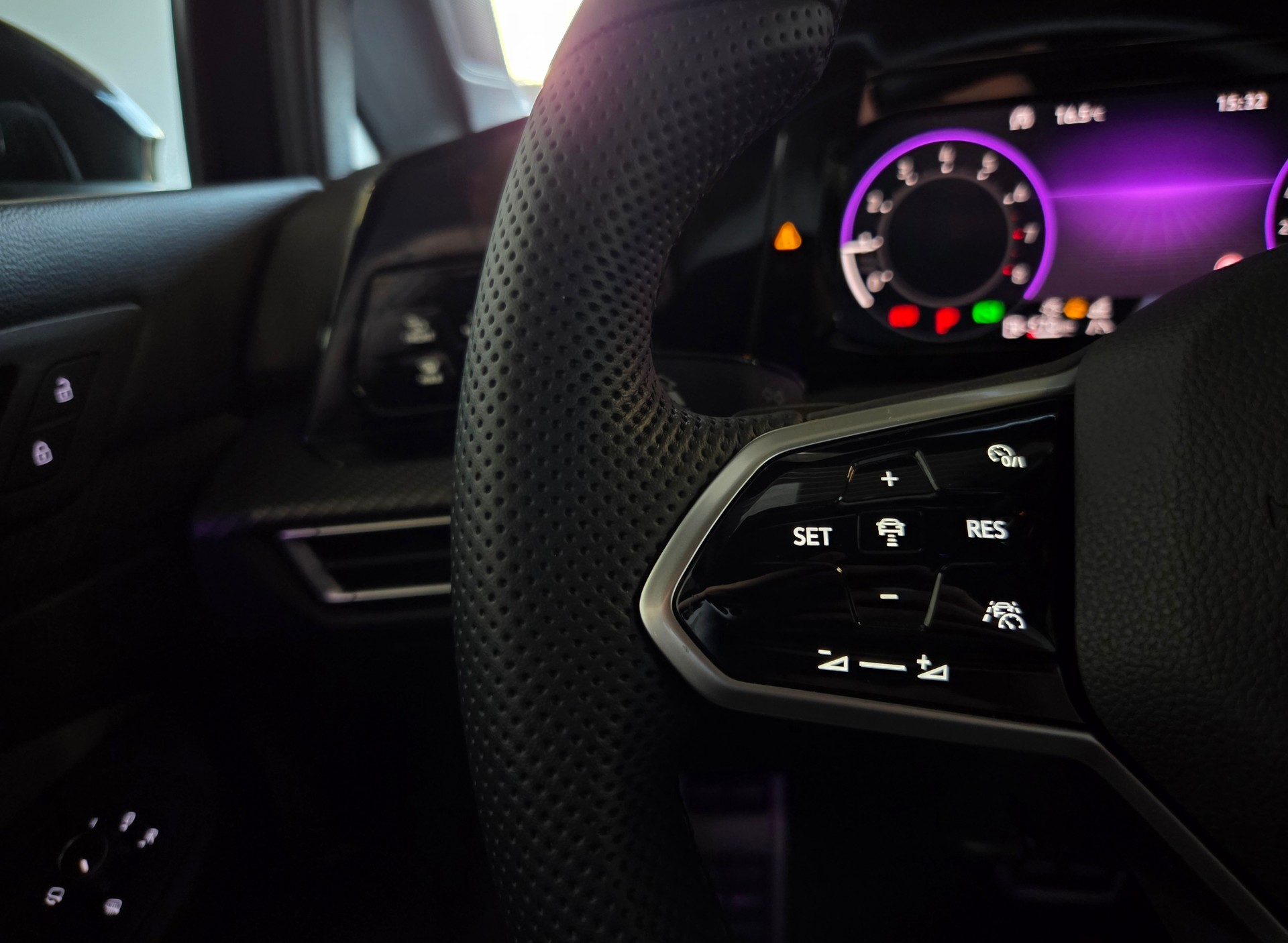 VW Golf VIII 1.5 eTSI R-Line DSG-image-7