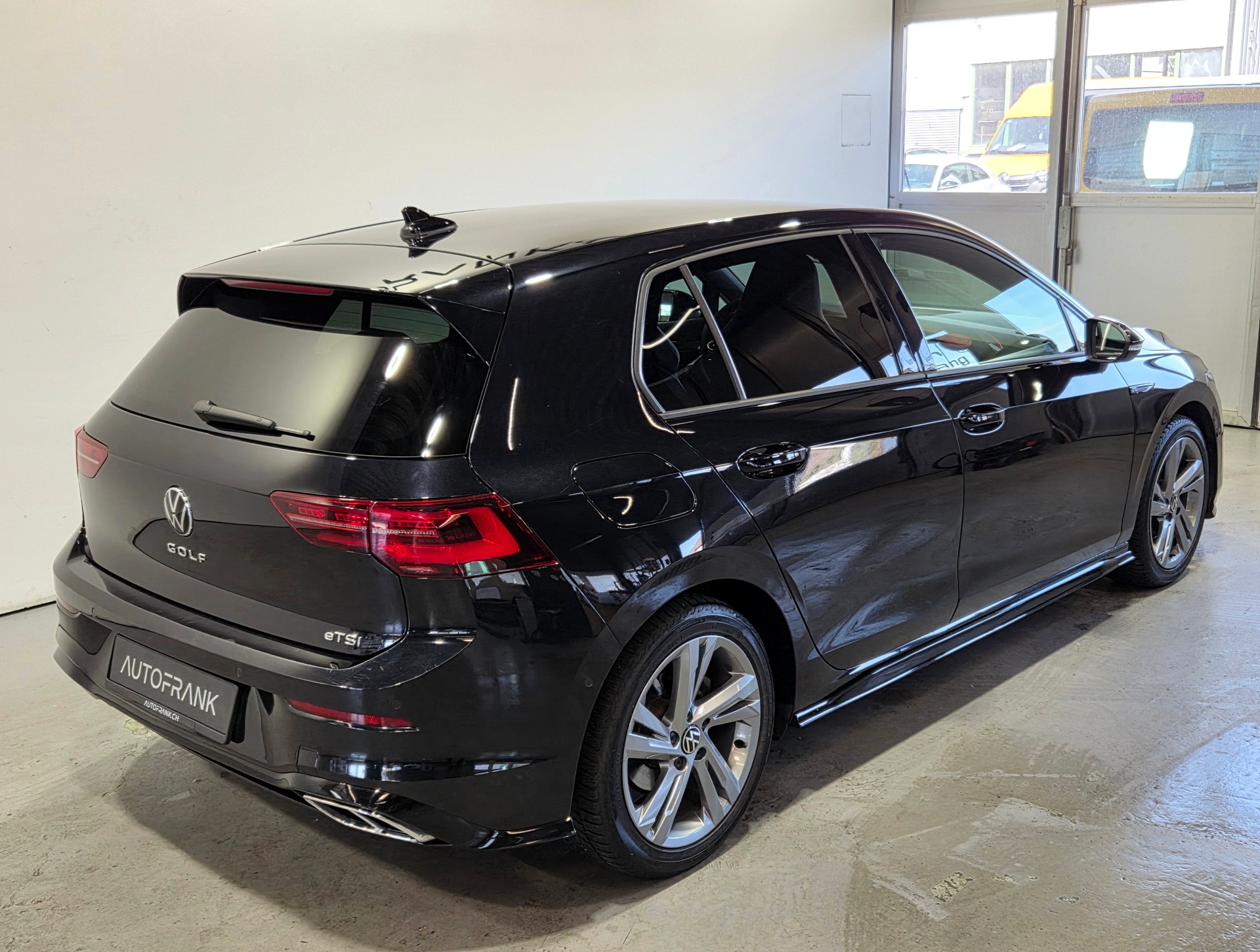 VW Golf VIII 1.5 eTSI R-Line DSG-image-22