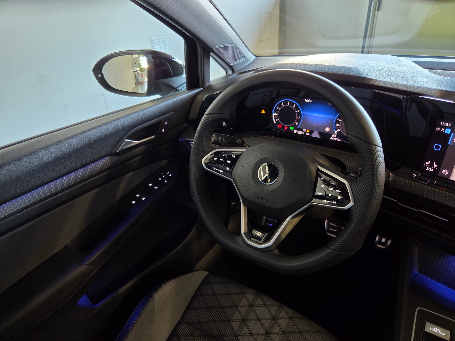 VW Golf VIII 1.5 eTSI R-Line DSG-image-16