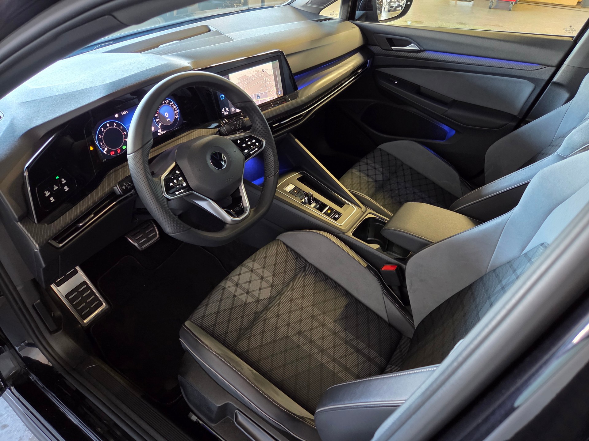VW Golf VIII 1.5 eTSI R-Line DSG-showroom-element-3