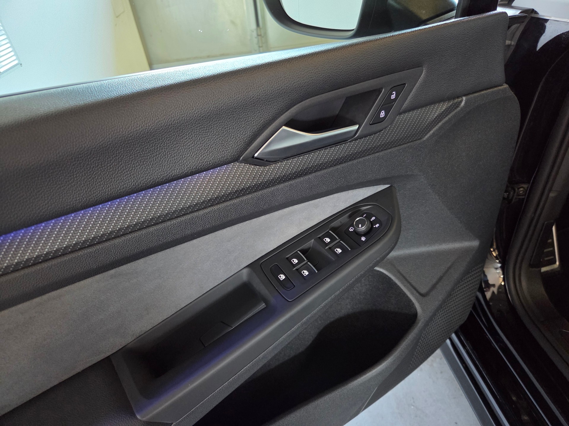 VW Golf VIII 1.5 eTSI R-Line DSG-image-18