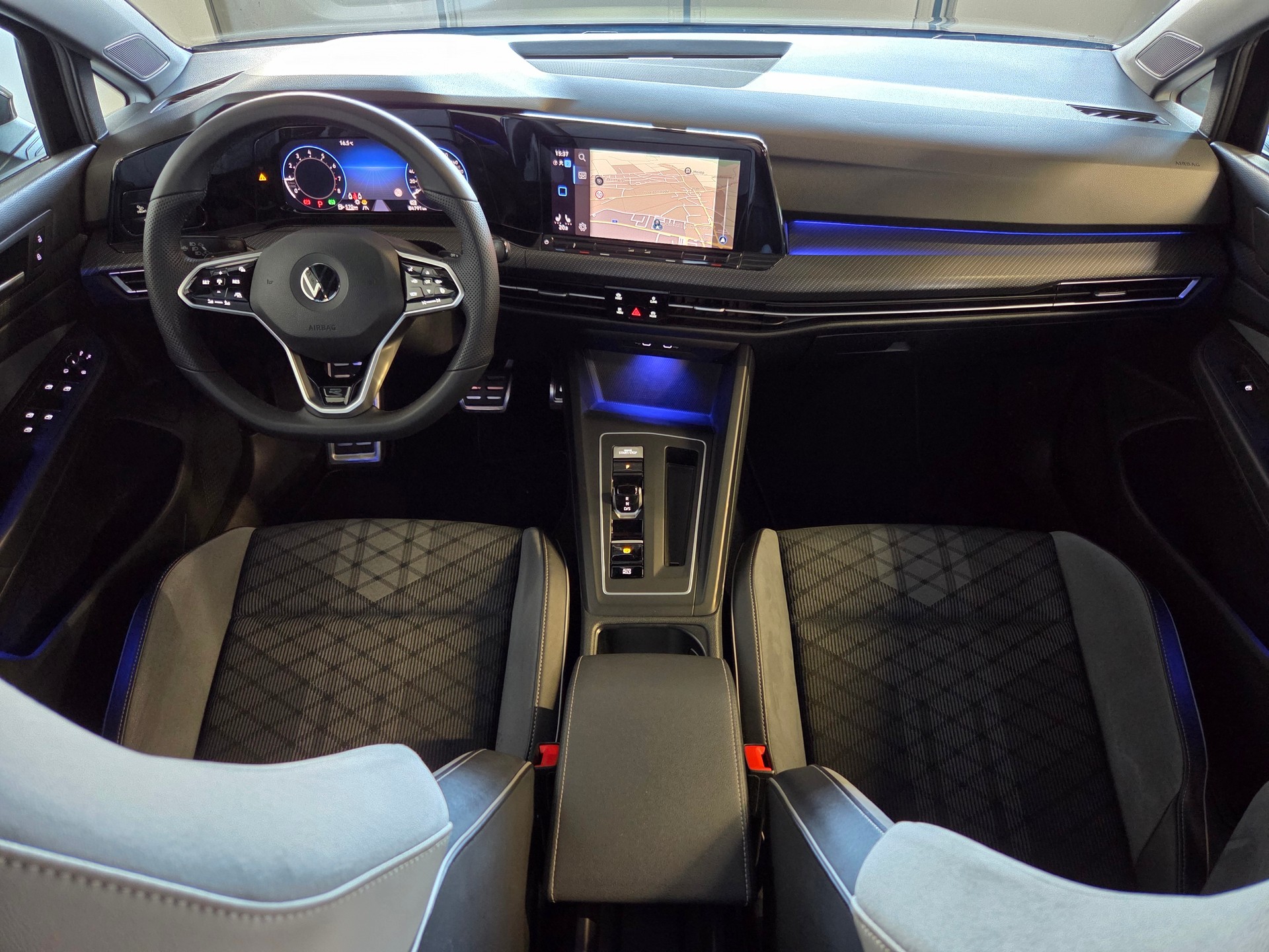 VW Golf VIII 1.5 eTSI R-Line DSG-image-4