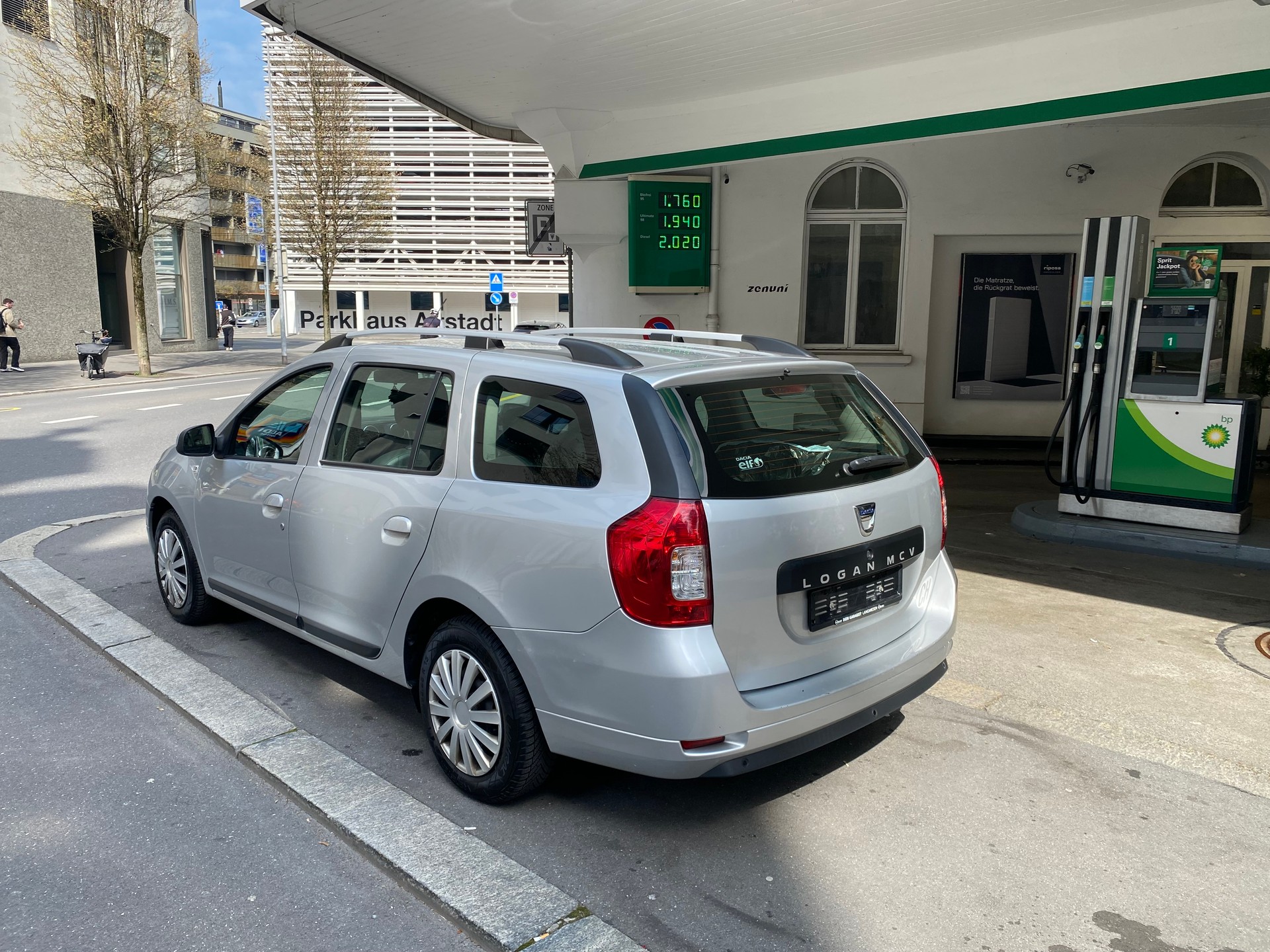 DACIA Logan MCV 0.9 Celebration Automatic-image-4
